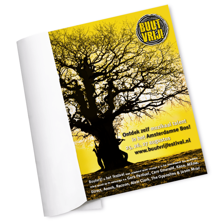 Advertentie buutvrij festival in tijdschrift in geel en zwart met artiesten in boom verstopt