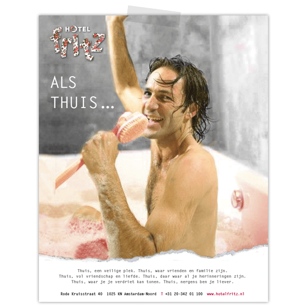 Advertentie voor Hotel Fritz met man in bad die borstel als microfoon gebruikt om te zingen
