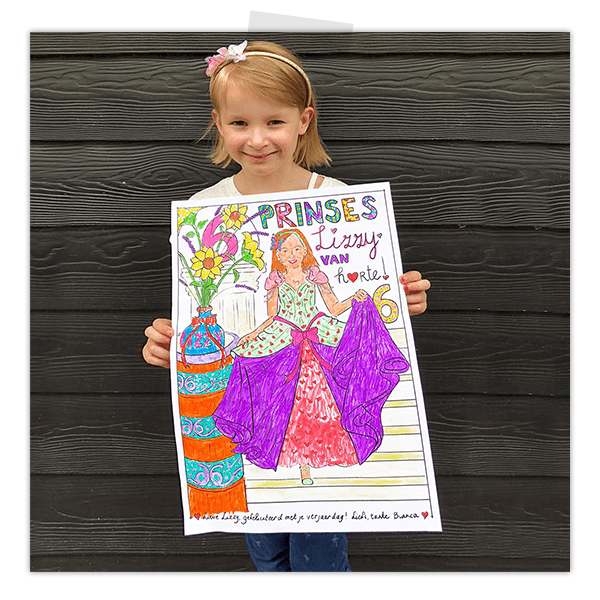 Lizzy toont haar ingekleurde persoonlijke kleurplaat van haar als prinses